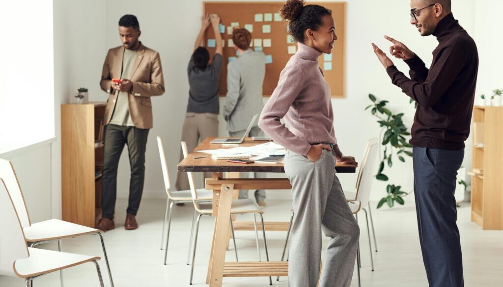 ragazzi in luogo di lavoro. Vuoi fare un tirocinio extracurricolare?