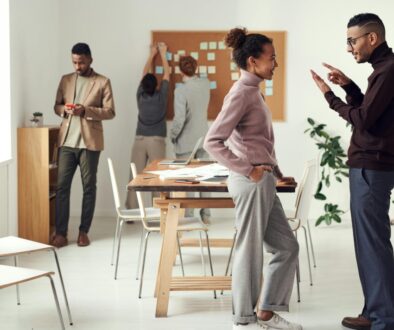 ragazzi in luogo di lavoro. Vuoi fare un tirocinio extracurricolare?