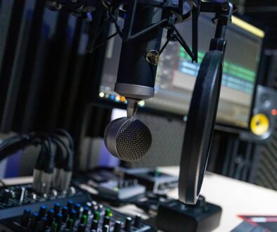interno di studio radiofonico. Un tirocinio in Francia in una radio