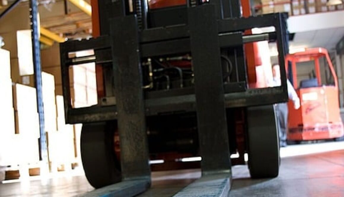 carrello elevatore. A brescia un corso gratuito per operatore di magazzino con patentino per muletto