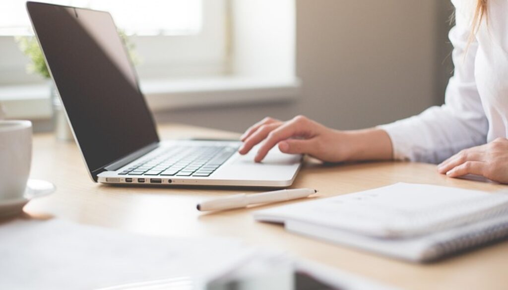 impiegata in ufficio. Un corso gratuito per operatore CAF