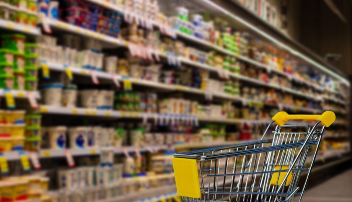 carrello giocattolo di supermercato. Lavorare nei supermercati