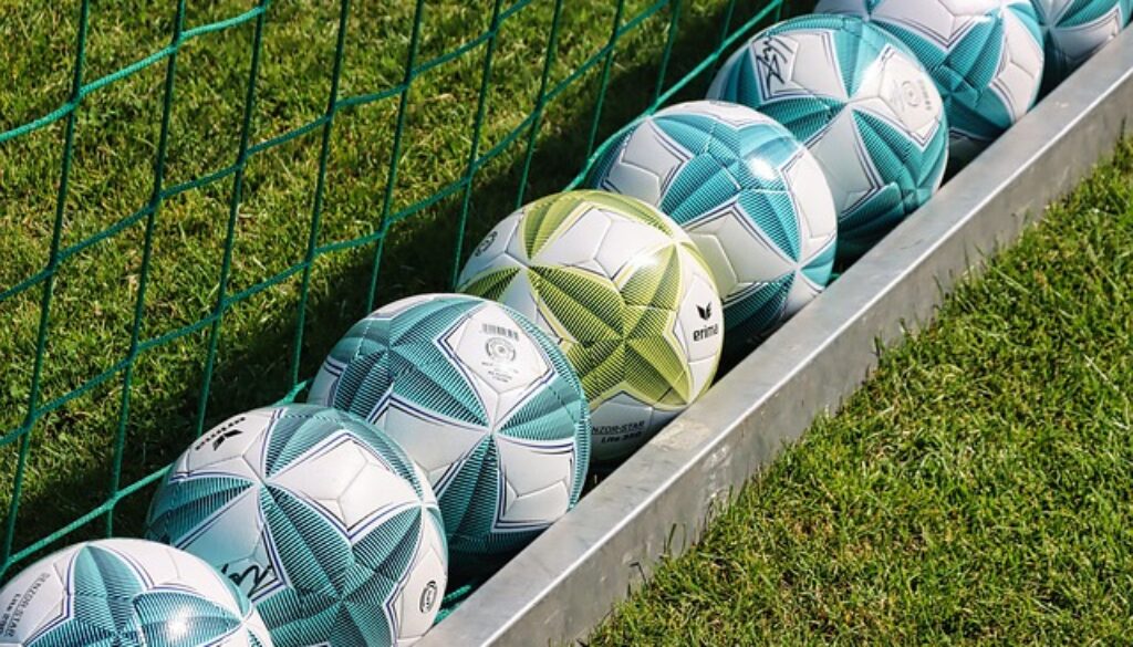 Palloni da calcio. Un premio per tesi sul calcio