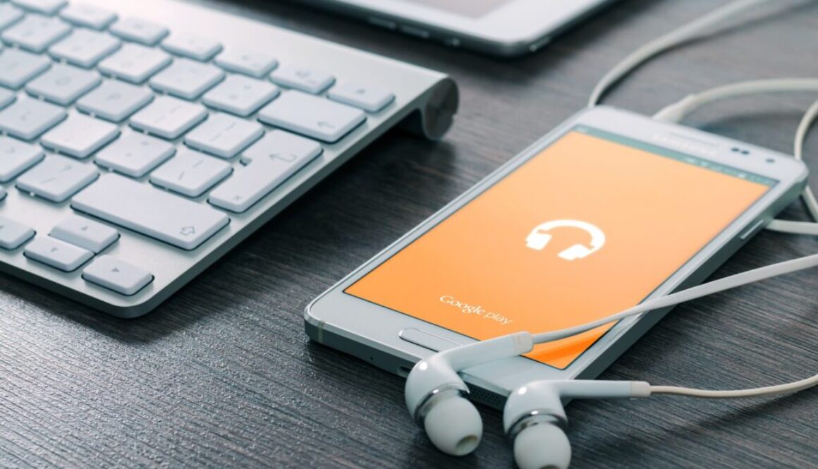 telefono, cuffie e pc: strumenti per intervistatore per sondaggi