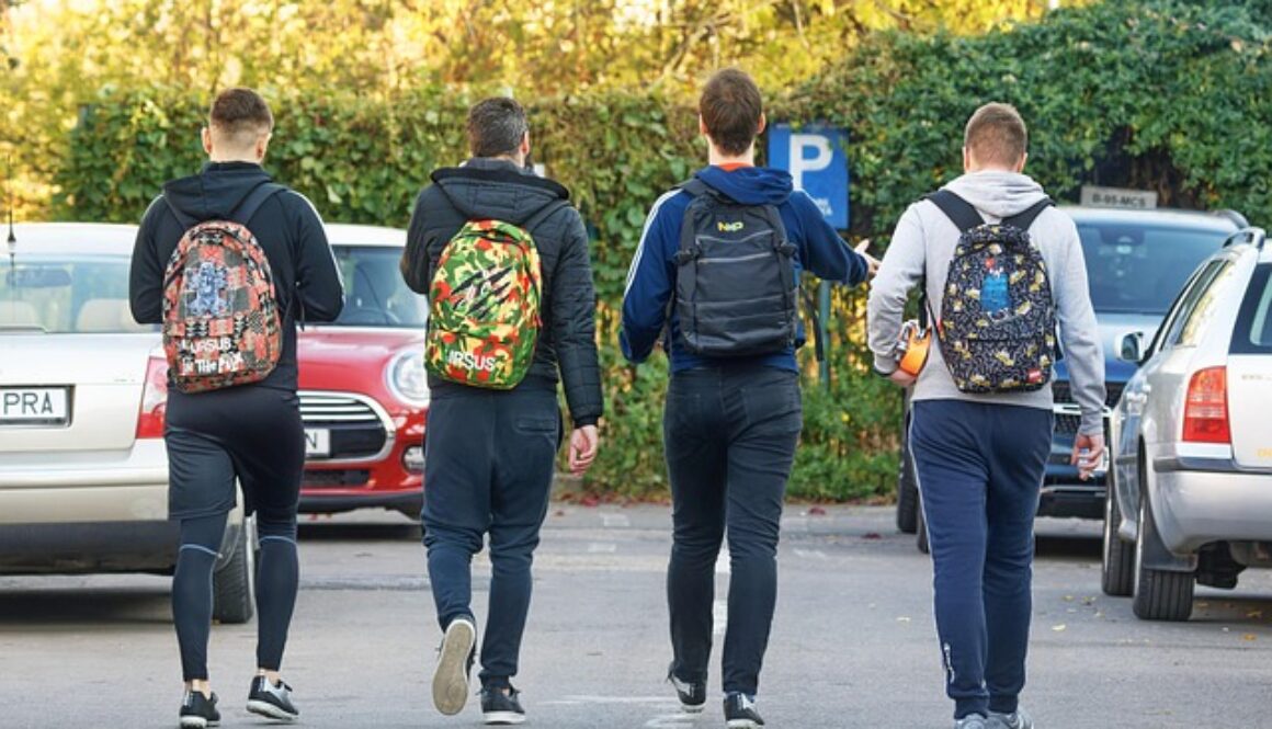 ragazzi che camminano. Parti per un'esperienza di volontariato in Francia