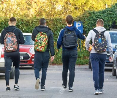 ragazzi che camminano. Parti per un'esperienza di volontariato in Francia
