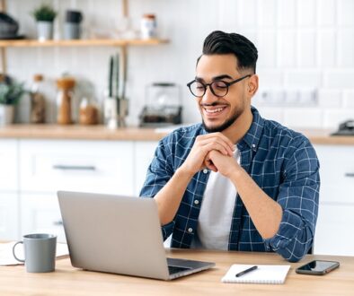 ragazzo con computer. lavoro chiama Italia, fiera di lavoro on line