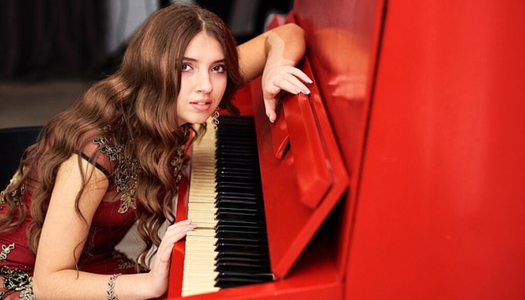 ragazza al pianoforte. Un progetto per la valorizzazione di giovani artisti del settore musicale