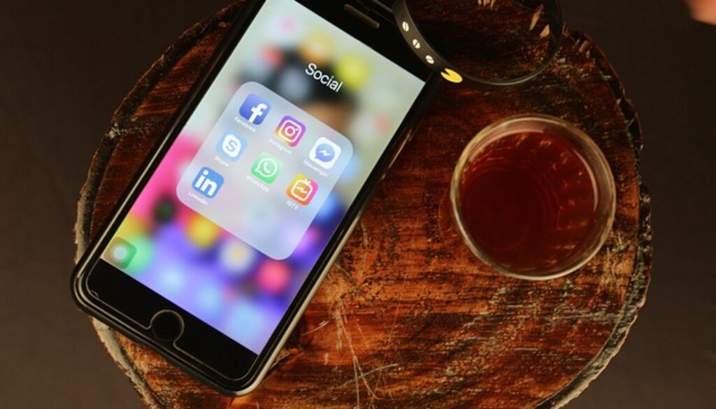 smartphone con icone social. Vuoi fare un tirocinio in digital marketing?