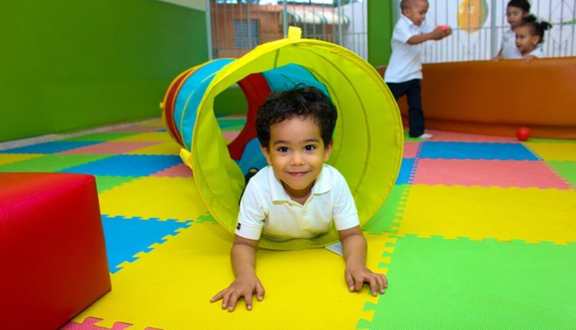 Bambini che giocano. Corso gratuito per animatore di ludoteca