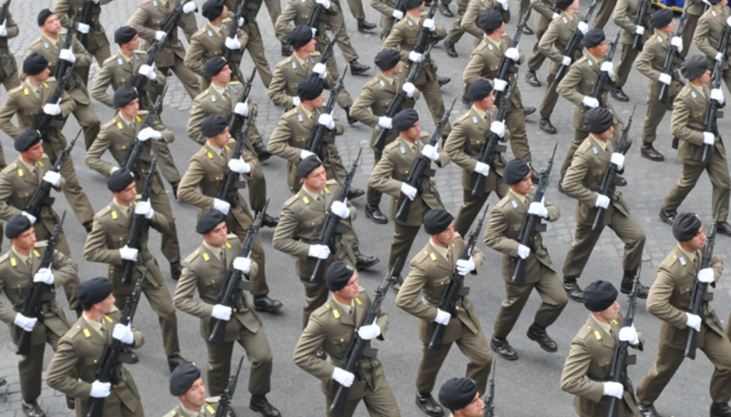 soldati che marciano. Come entrare nell'esercito italiano