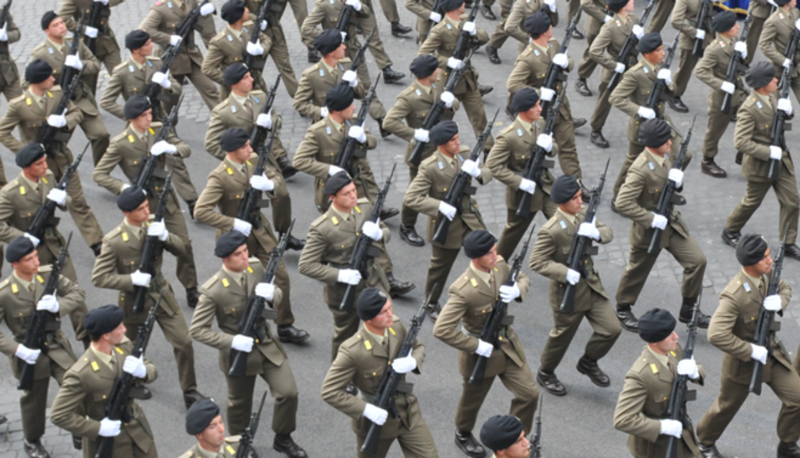 soldati che marciano. Come entrare nell'esercito italiano