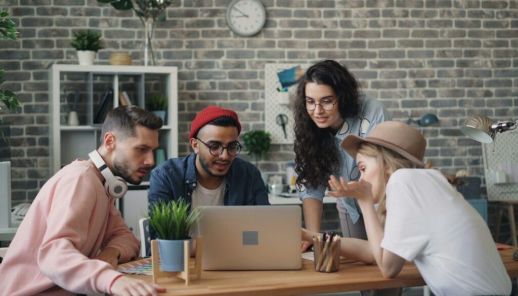 teamwork-lavoro-studio-gruppo-pc