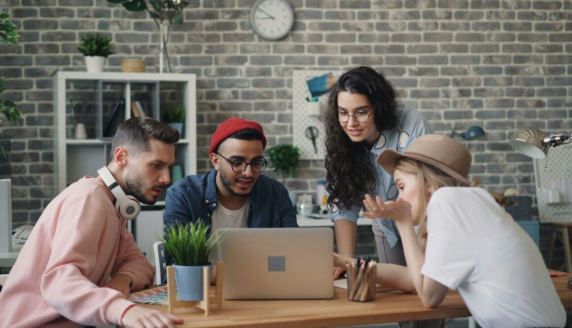 teamwork-lavoro-studio-gruppo-pc