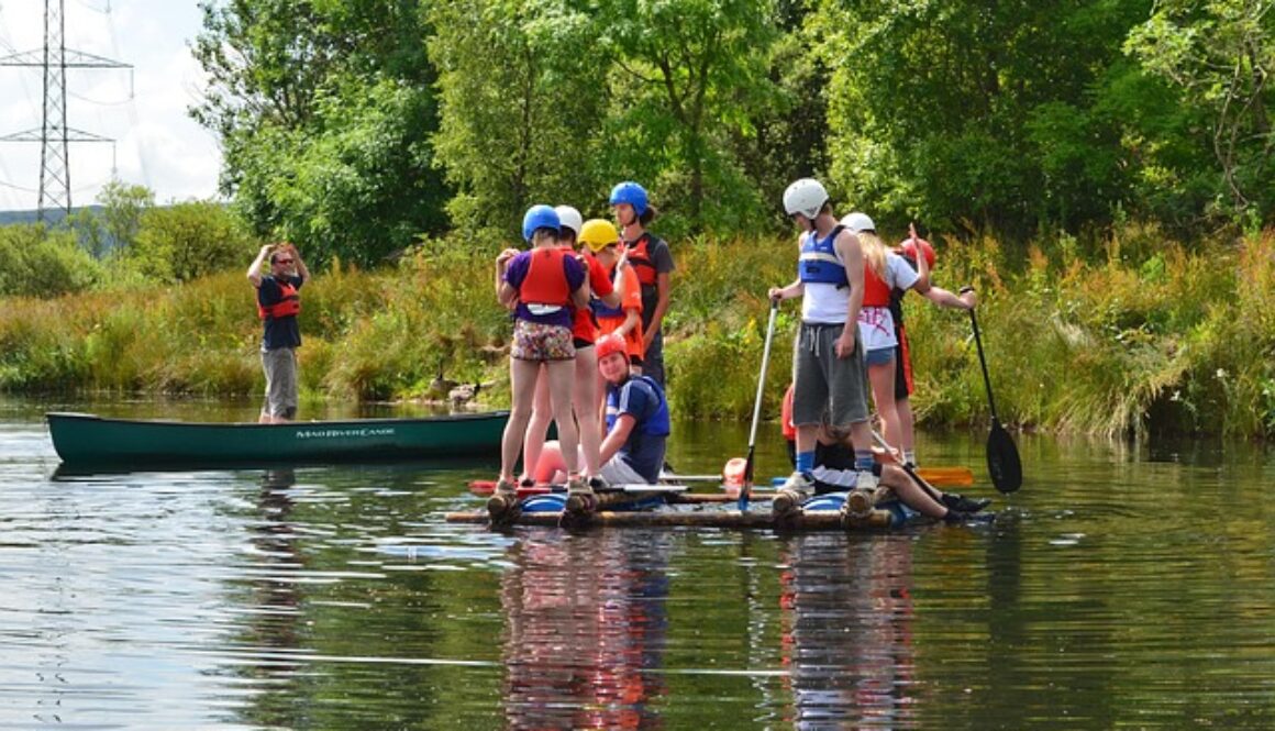 ragazzi che vanno in canoa. trova lavoro come camp counselor