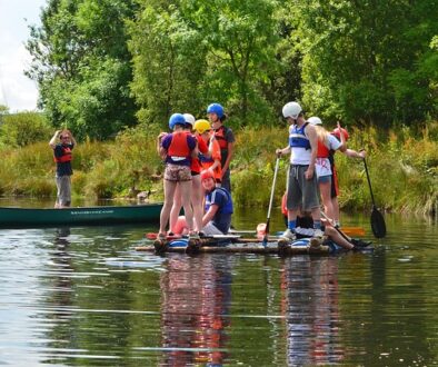 ragazzi che vanno in canoa. trova lavoro come camp counselor